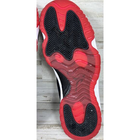 Jordan Future Bred 2018 Suede Black Red AT0056-001 Size 12 Great Condition main image 4